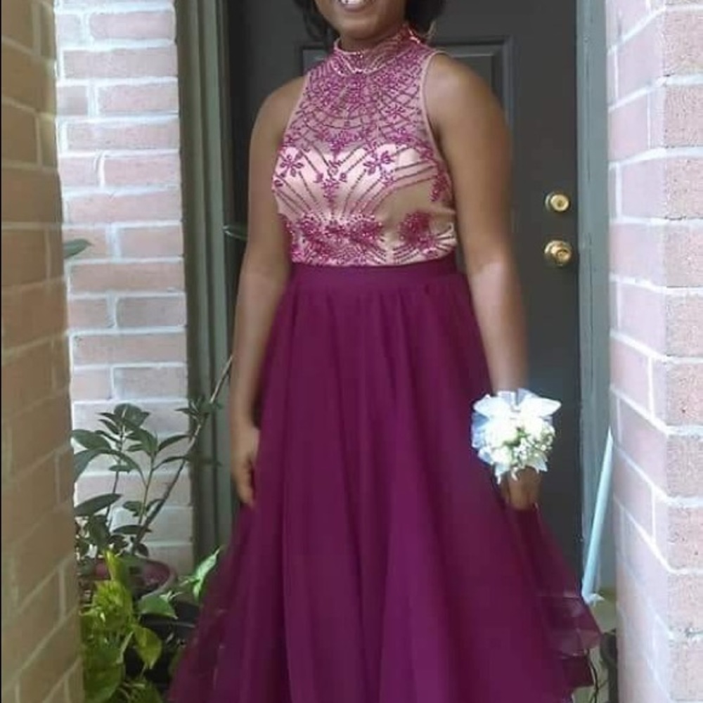 Beautiful maroon & cream 2 piece prom dress - Picture 3 of 8